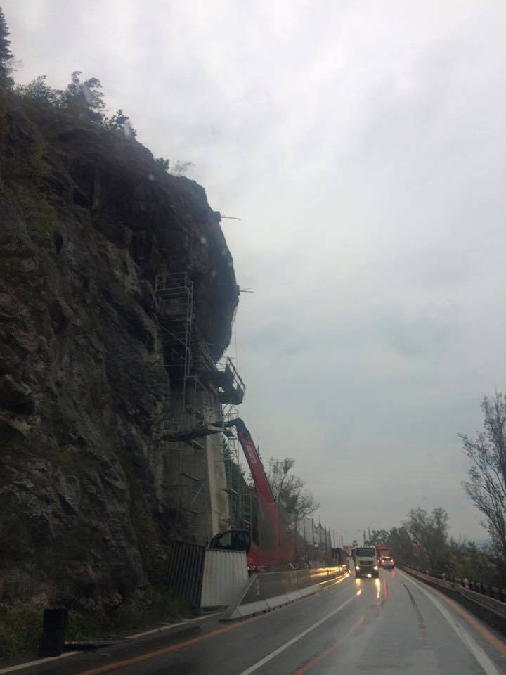 Obrázok k článku Podpora skalného previsu pod hradom Strečno: Pred siedmimi rokmi sme informovali o výstavbe podporného stĺpa.