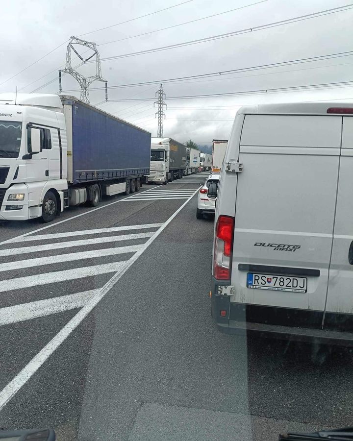Obrázok k článku Dopravné obmedzenia: Stojí sa na každý smer, zvážte obchádzkové trasy! #strečnovodiči