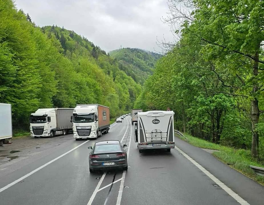 Obrázok k článku Pokazený karavan smerom na Žilinu: Obchádzajte cez protismer, buďte opatrní!