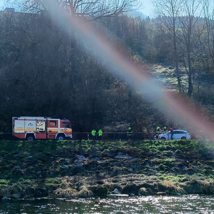 Obrázok k článku Strom spadol na auto na ceste I/18 pri vstupe do Ružomberka od Martina