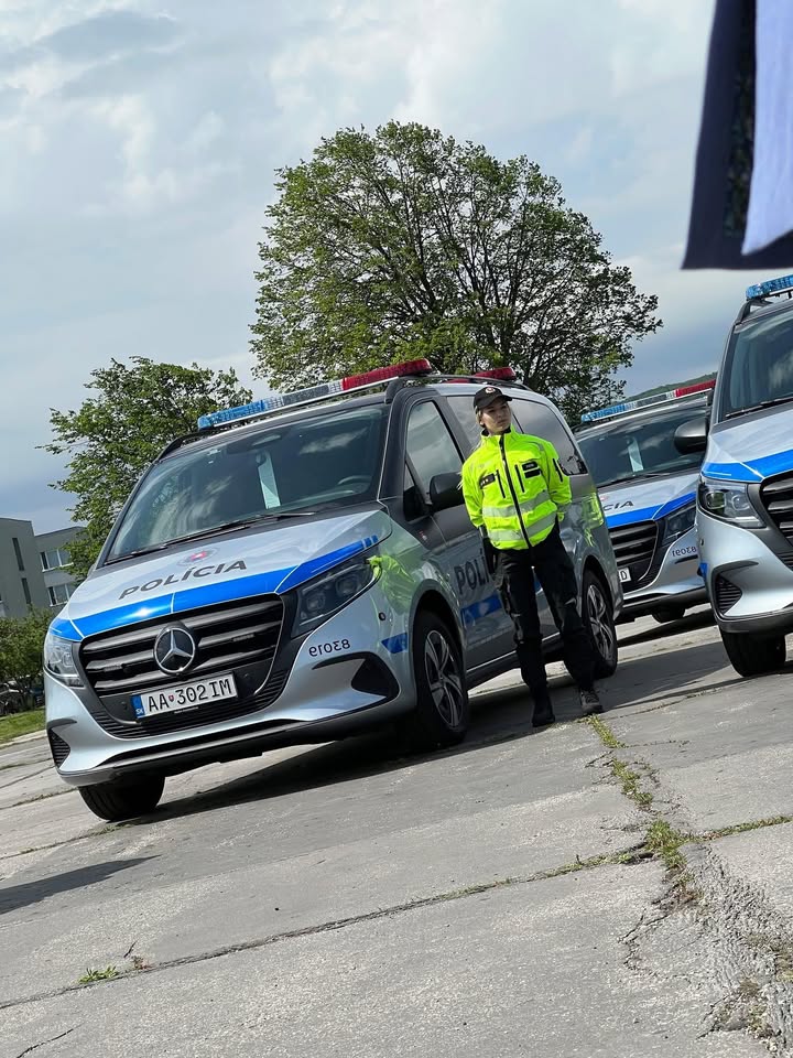 Obrázok k článku Na ceste popod hrad Strečno sa môžete stretnúť s novým vizuálom policajných áut!