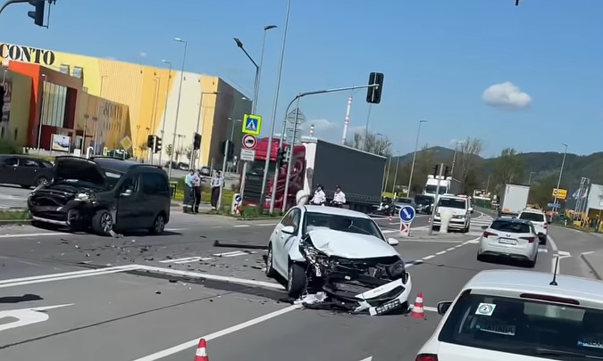 Obrázok k článku Dopravná nehoda pri SCONTO v Žiline skomplikovala prejazd – jazdite opatrne!