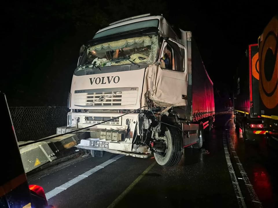Obrázok k článku Nočná dopravná nehoda komplikuje priechod medzi Žilinou a Vrútkami – Jazdite opatrne!