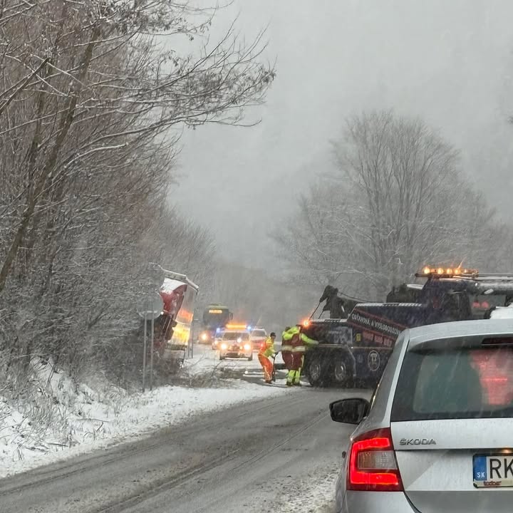 Obrázok k článku "Odťahovka a nákladné auto: Fotograf D. Hnilica zachytil situáciu"