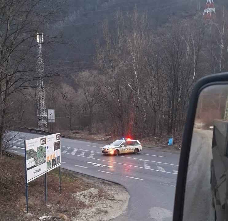 Obrázok k článku Polícia zablokovala cestu pri Pod Dubnou skalou, otočila autá naspäť do Vrútok