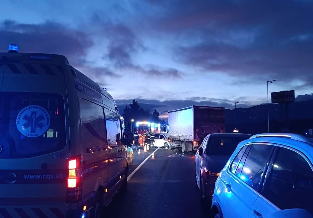 Obrázok k článku Čelná zrážka osobného vozidla s nákladným autom pri Sconte, cesta NEPREJAZDNÁ! #strečnovodiči