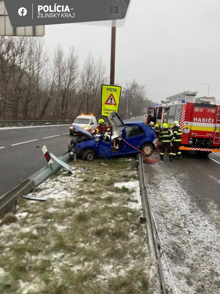 Obrázok k článku Smrteľná dopravná nehoda v Žilinskom kraji: Vozidlo preletelo cez zvodidlá pri výjazde zo Žiliny