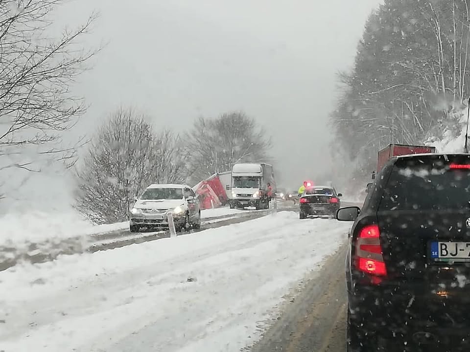 Obrázok k článku Intenzívne sneženie 3. januára 2019 skomplikovalo dopravu, najhoršia situácia na úseku Dubná Skala – Strečno