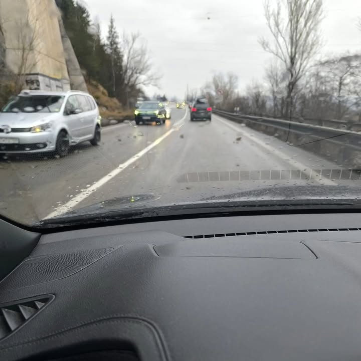 Obrázok k článku Skala spadla pod hradom Strečno, prejazd je zakázaný!