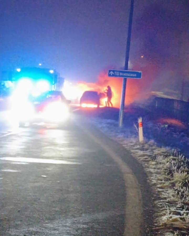 Obrázok k článku Požiar osobného vozidla obmedzil premávku medzi Vrútkami a Žilinou, doprava zastavená obojsmerne