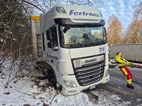 Obrázok k článku Kamión sa po desiatich minútach vrátil na cestu, odťahovka to zvládla skvelo! 