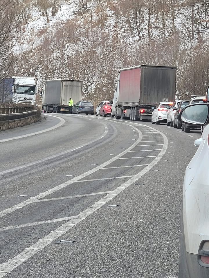 Obrázok k článku Kamión na výstražných blokuje jazdný pruh v Smer Žilina! #strečnovodiči  J. Mutnansky