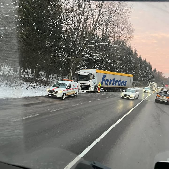 Obrázok k článku Kamión sa dostal mimo cestu, uzavrú jeden pruh na vyťahovanie #strečnovodiči