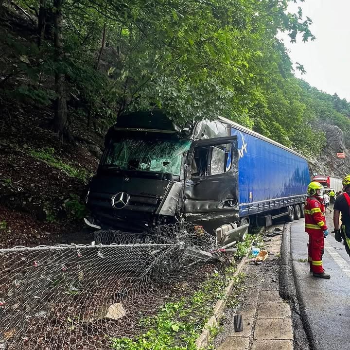 Obrázok k článku Nehoda dvoch nákladných vozidiel na ceste 1/18 pri Domašínskom meandri, cesta neprejazdná