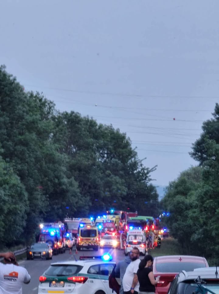 Obrázok k článku **Na železnici pri Dubnej Skalke sa zrážajú dve protiidúce súpravy, cesta I/18 je uzavretá!**