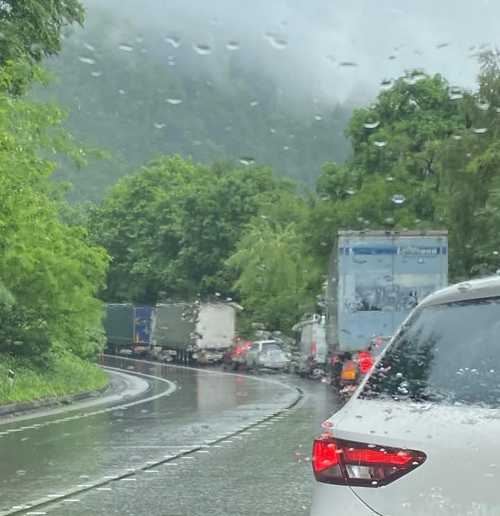 Obrázok k článku Dopravná nehoda v Domašínskom meandri spôsobila zastavenie premávky smerom na Žilinu. #strečnovodiči