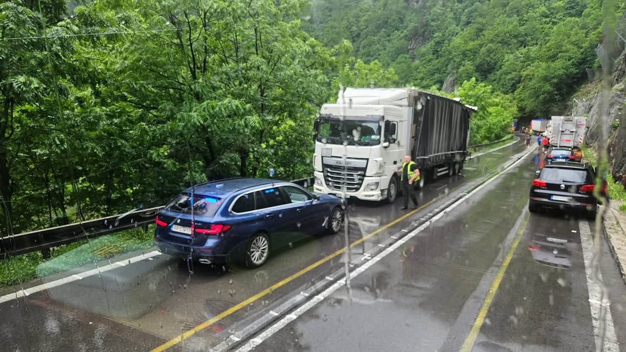 Obrázok k článku Dva kamióny sa zrazili, blokujúci oba smery dopravy niekoľko metrov od seba.