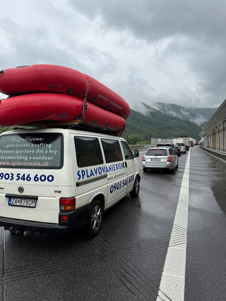 Obrázok k článku Veľké kolóny: Použite obchádzkové trasy a jazdite opatrne!