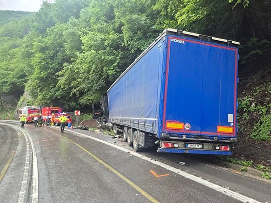 Obrázok k článku Kamión úspešne vytiahnutý a cesta je opäť otvorená!