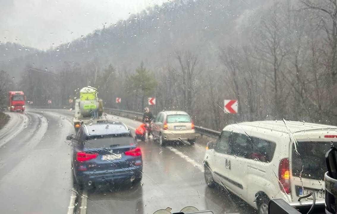 Obrázok k článku Odstavené auto blokuje jazdný pruh v smere do ZA