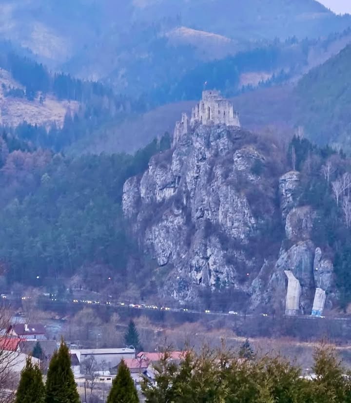 Obrázok k článku Dlhá kolóna smerom do Žiliny: Prejazd úsekom Dubná skala trvá až 50 minút! #strečnovodiči