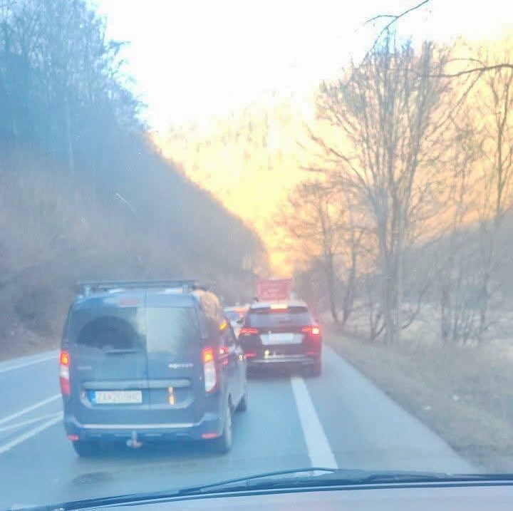 Obrázok k článku Kolízia dvoch áut pred Žilinou vytvára veľké kolóny