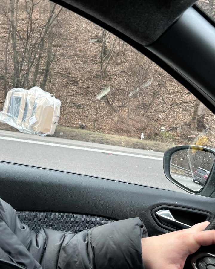 Obrázok k článku Nábytok spadol z prívesu a zranil osobné auto pri Dubnej skale