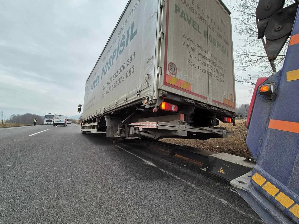 Obrázok k článku Porucha nákladného auta obmedzila cestu do a zo Žiliny, no @odtahovkapmptruck situáciu zvládla.