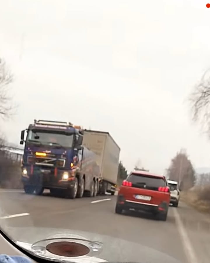 Obrázok k článku Pokazený kamión odstránený, cesta je opäť prejazdná. Z.Beňová