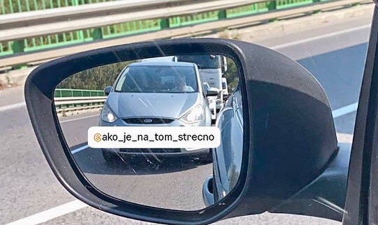 Obrázok k článku "Zodpovedné státie v kolóne: Pri pravom okraji cesty pre zabezpečenie prejazdu záchranných zložiek"
