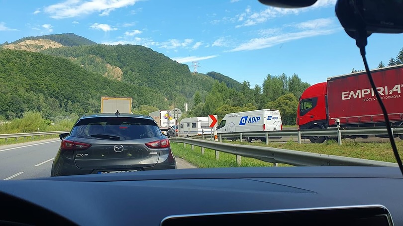 Obrázok k článku Kolóny na cestách: Smer Vrútky po hrad Strečno a Smer ZA od zjazdu z D1.