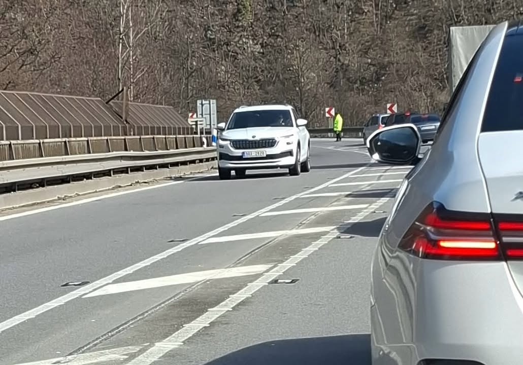 Obrázok k článku Cestári opravujú bývalé zbiehanie pruhov pri Dubnej skale, spôsobujú menšie zdržanie.