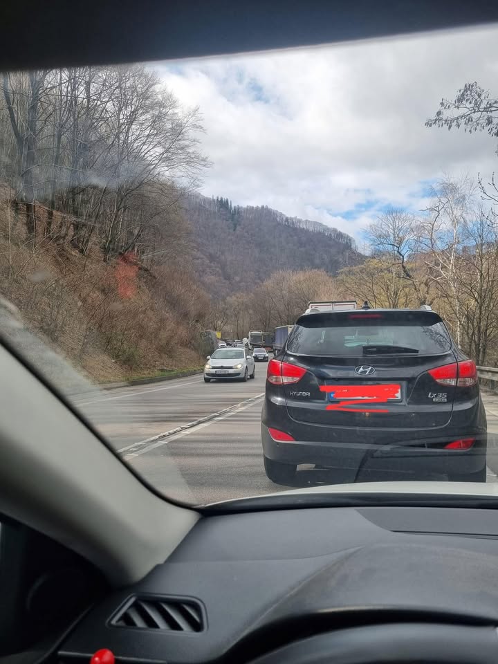 Obrázok k článku Doprava: Kolóna od zjazdu z D1 pod Dubnou skalou smerom do ZA, zdržanie až 45 minút.
