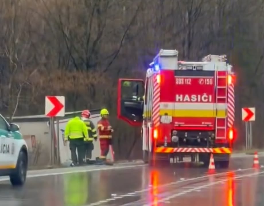 Obrázok k článku Tragická nehoda: Kamión sa zrazil s osobným autom, jedna osoba zahynula.