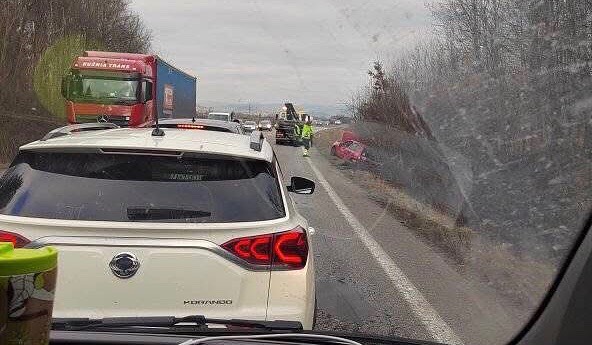 Obrázok k článku Ranná nehoda pri Hyze spôsobila vážne meškanie a kolóny na D1 a pri Dubnej skale smerom do ZA.