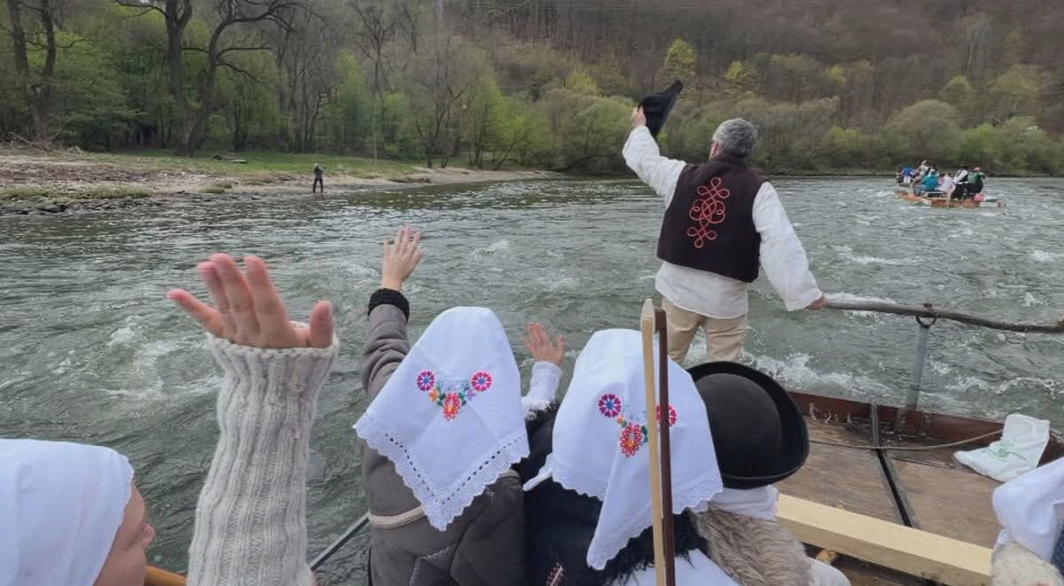 Obrázok k článku Nedostatok vody v rieke Váh spôsobuje zastavenie premávky Kompy medzi Strečnom a Nezbudskou Lúčkou!