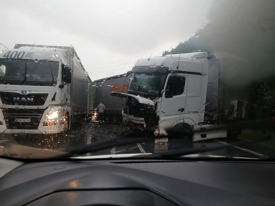 Obrázok k článku Kamión zablokoval úsek medzi Dubnou skalou a Žilinou, obchádzka cez Terchovú, počítajte so zdržaním.