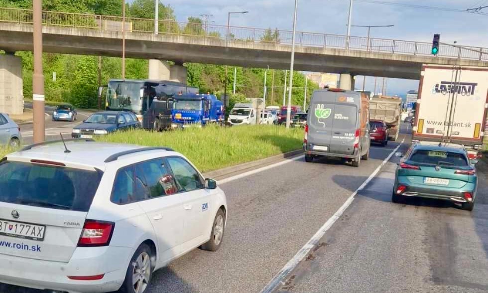 Obrázok k článku Na výjazde zo ZA do Vrútok kosia trávu, vytvára sa kolóna! #strečnovodiči