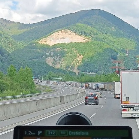 Obrázok k článku Dopravná hlásenie: Pred výjazdom z D1 smerom na ZA sú strečnovodiči.