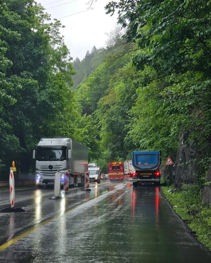 Obrázok k článku Kolízia dvoch nákladných vozidiel komplikuje prejazd medzi Žilinou a Vrútkami - Jazdite opatrne!