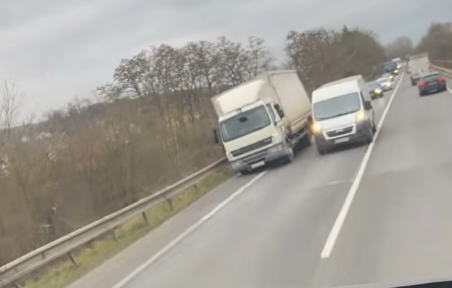 Obrázok k článku Na moste pred Hyzou odstavené nákladné auto spôsobuje dopravné komplikácie.