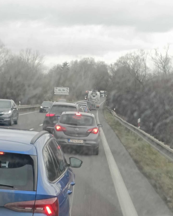 Obrázok k článku Odťahovanie miešačky spomaľuje dopravu na ceste do ZA.