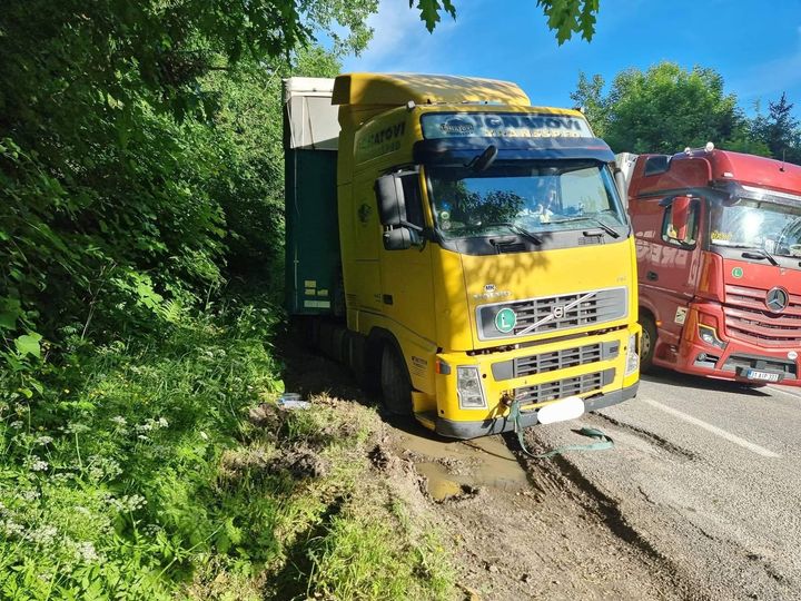 Obrázok k článku  Vyťahovanie zapadnutého kamióna.

https://www.facebook.com/groups/184270145413076/permalink/1394291901077555/?fs=e&s=cl