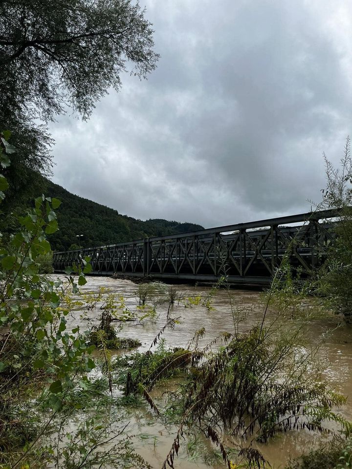 Obrázok k článku Obmedzenia na cestách Žilinského kraja kvôli vylievanie sa riek: uzavreté cesty a obmedzené jazdné pruhy