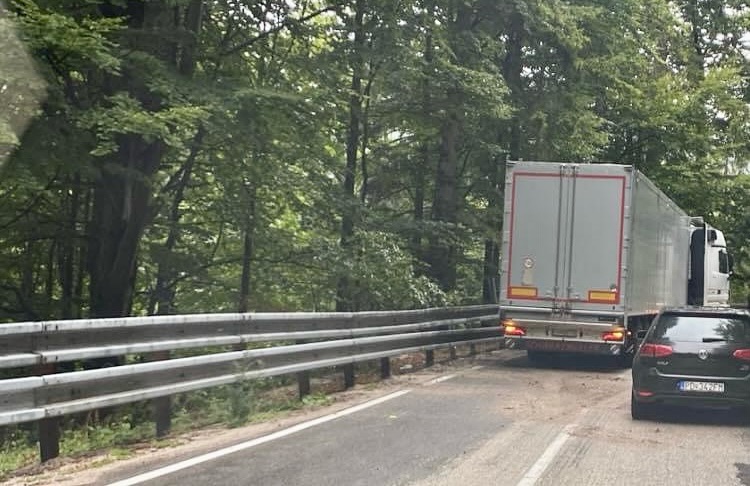 Obrázok k článku Kamión sa skrížil na Fačkovskom sedle - informácie pred obchádzkou