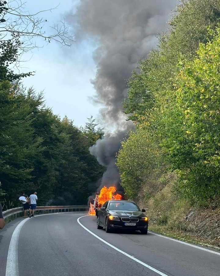 Obrázok k článku Na Kľaku horí dodávka a zasahujú strečnovodiči.