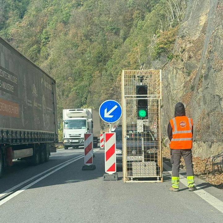 Obrázok k článku **Dopravné obmedzenie na ceste medzi Strečnom a Dubnou skalou: Pracuje sa do 6. októbra, doprava riadená semaformi**