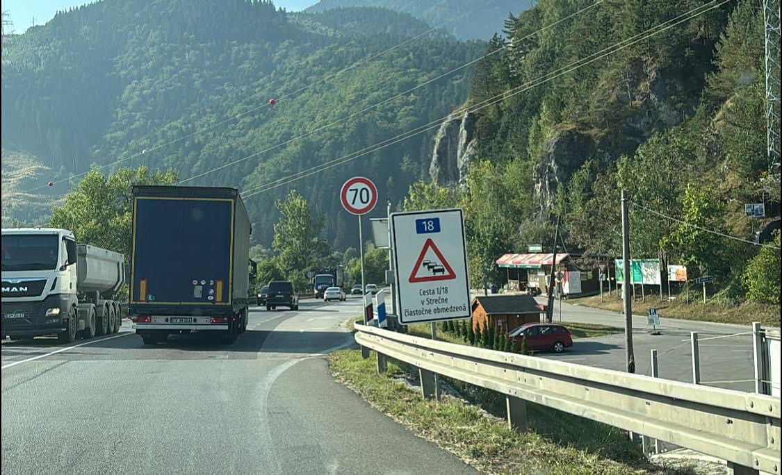 Obrázok k článku Zmeny v doprave 29.9. na kritickom úseku: Semafory a pruhy riadené dočasne, víkendové počasie môže ovplyvniť premávku.