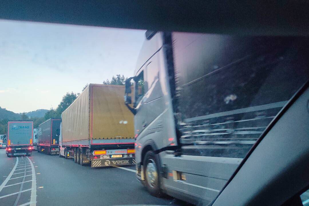 Obrázok k článku Odparkované kamióny na ceste do Žiliny obmedzujú jazdný pruh, cesta je prejazdná, smer zo Žiliny bez zdržania.