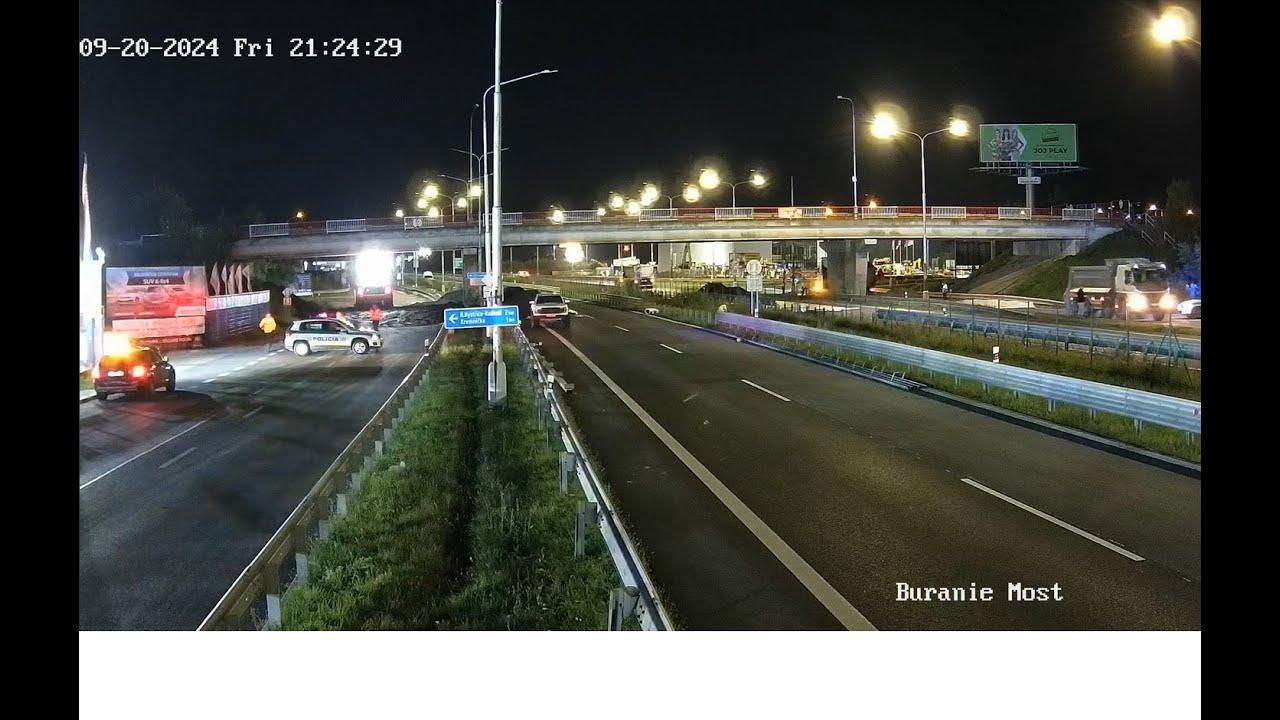 Obrázok k článku Vodiči môžu tento víkend jazdiť bez obmedzení popod hrad Strečno, most nad R1 v Banskej Bystrici sa búra.